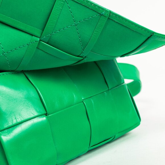 Bottega Veneta Cassette Mini Green Intreccio-Woven Belt Bag - Picture 9 of 13